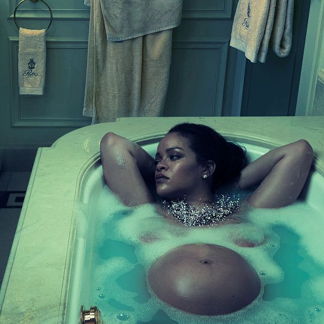 辣妈蕾哈娜挺9个月孕肚登Vogue！躺浴缸露孕肚，连体蕾丝装更性感 - 7