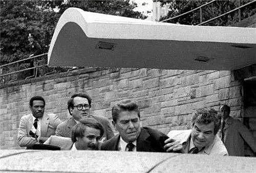 1981年美国里根总统刺，凶手辛克利3秒连开6枪，后来怎么样了 - 9