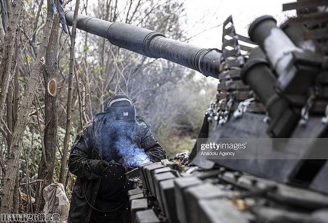 乌克兰军队抢修受损坦克 T-72加装屏蔽装甲 年迈车组留在一线战斗 - 4