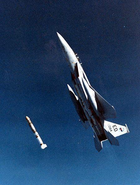 美军强悍F15战机 曾爬升万米高空打下卫星 - 2