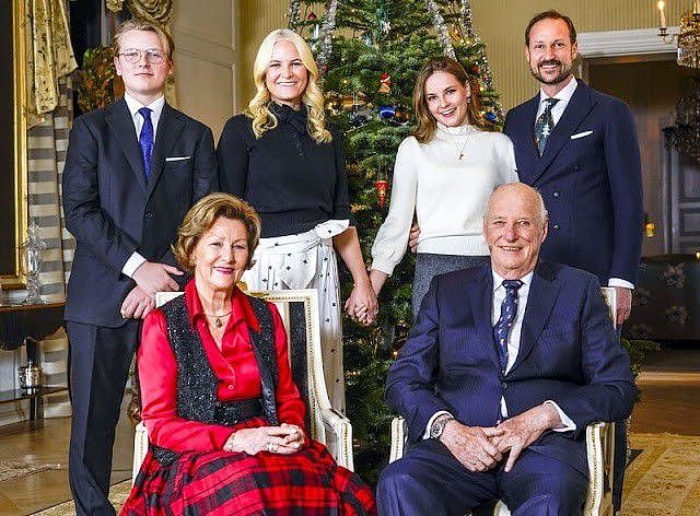 挪威王室的全家福曝光！17岁王储公主变美了，可惜没84岁奶奶会穿 - 3