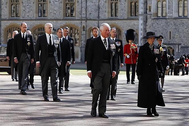 在女王的葬礼上，为什么哈里将不被允许穿军装，这里面有啥含义？ - 1