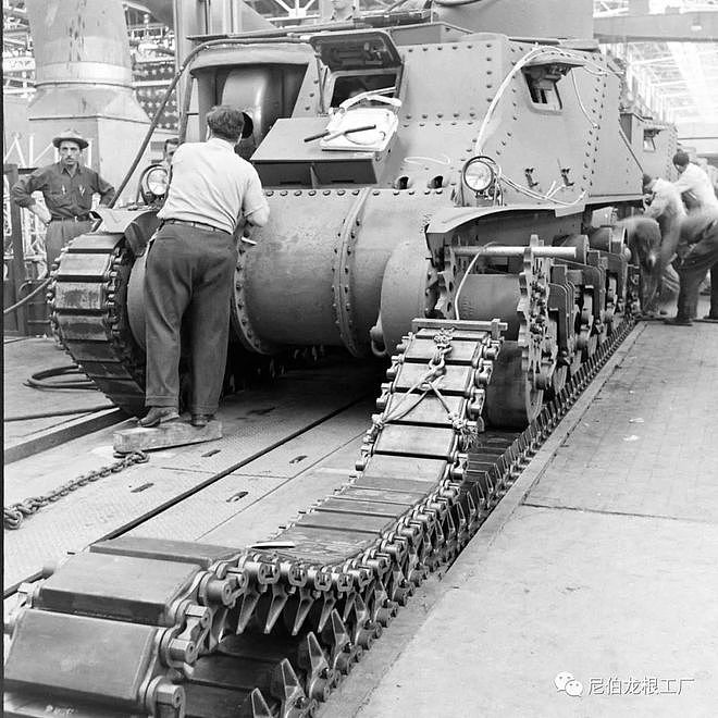 汽车城日常：二战美军M3中型坦克的生产线留影 - 22