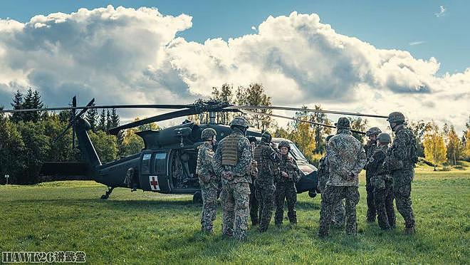 美国拉脱维亚秋季联合演习 把担架抬上救护直升机 还有这么多讲究 - 1