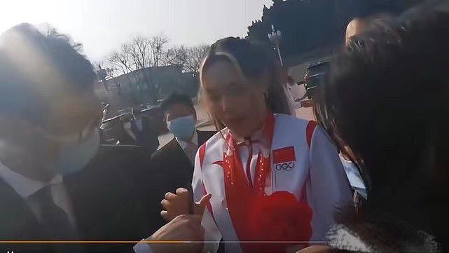 谷爱凌首次登上人民大会堂！穿国家队队服戴大红花，真成大赢家 - 3