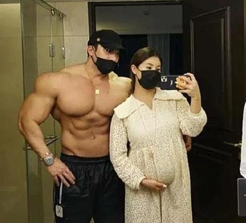 韩国肌肉男，被誉为“亚洲巨兽”，和妻子结婚被调侃是美女与野兽 - 5