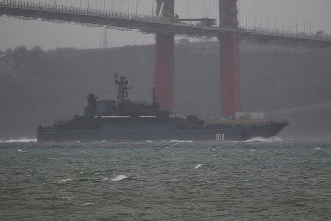 俄罗斯要搞大动作？三艘登陆战舰进入黑海，可随时投送坦克和军队 - 4