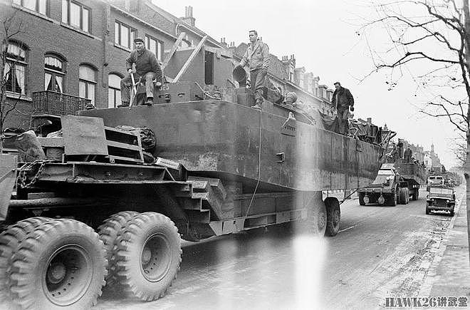 1945年巨型车队横穿德国 美军坦克运输车搭载登陆艇 强渡莱茵河 - 1