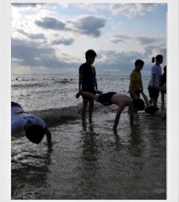 青春年少!全红婵惠东海滩训练仰望星空,背着网兜下海摸鱼捞螃蟹 - 3