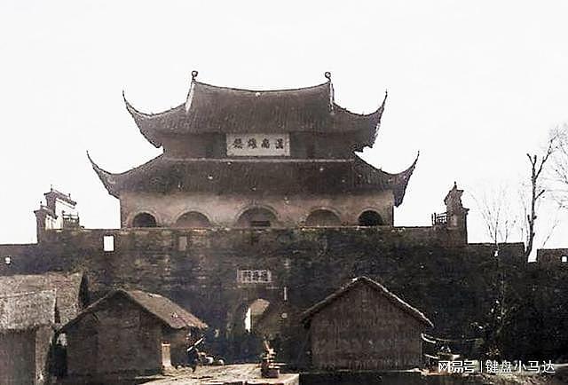 清末时期的武汉汉口，巨人高达两米二八，街头挑茶工络绎不绝 - 1