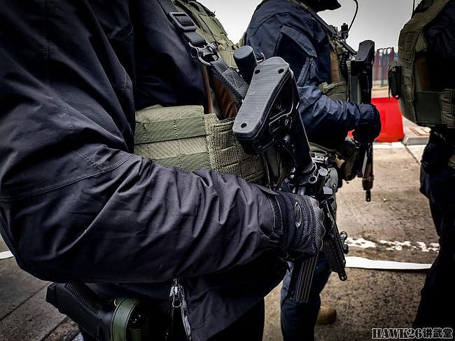 直击波兰白俄罗斯边境对峙现场 特警使用德国步枪 对付中东难民 - 3
