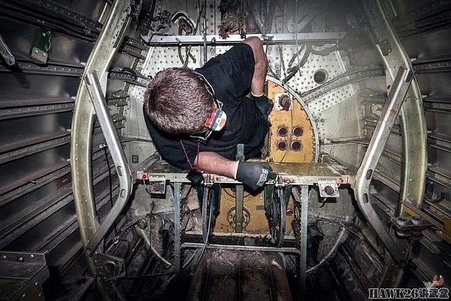 钻进图-16轰炸机 乌克兰博主冒险进入纪念碑 探索神秘的内部结构 - 17