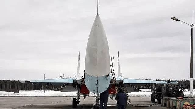 拆卸一架苏-27战斗机的雷达罩给你看里面的设备 - 5