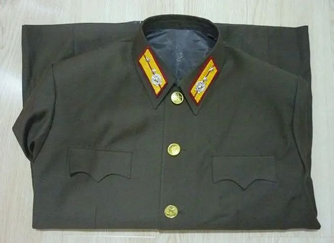 朝鲜军官的“十大件”，造型朴实又复古 - 4