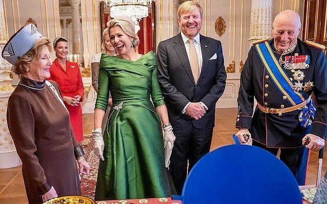50岁荷兰王后闪耀挪威！为了斗艳硬穿晚礼服，穿一字肩绿裙好高贵 - 6