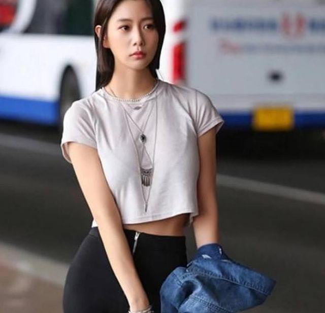 韩国演员李成敏，拥有姣好身材，加上无痕裤的衬托更让网友惊艳 - 4