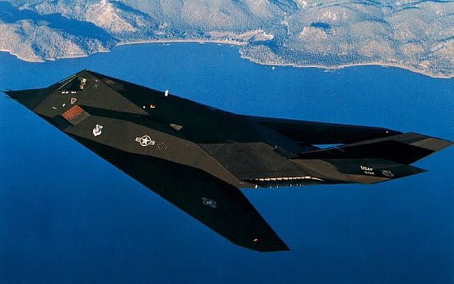 F-117 就像是被架在烤炉上的火鸡 慢慢翻转以便均匀喷涂 - 7