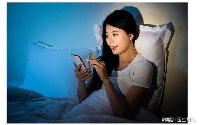 新研究发现：睡前玩手机有“优点”？实际上，这5种缺点影响更大 - 1