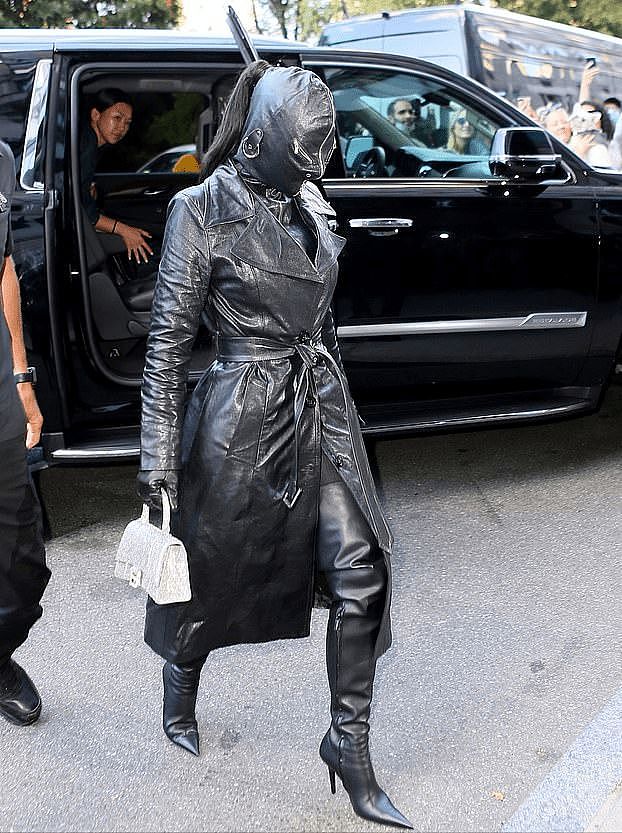金卡戴珊新造型太拉风啦！一身黑色皮衣，还戴着黑色皮面具太酷了 - 3