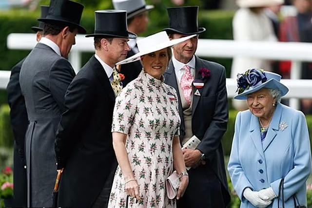 最受女王宠爱的儿媳，一改低调，穿着加急赶制的礼服参加女王葬礼 - 3