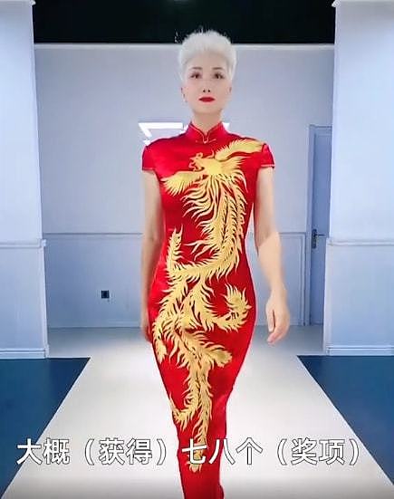 中国一位年近半百的超模上热搜，穿搭高级还时髦，成熟穿搭也很美 - 7