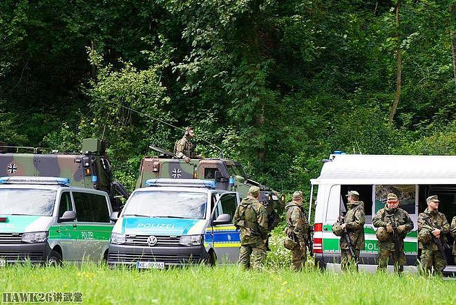 德国军警举行联合反恐演习 搜剿逃入山地的恐怖分子 装甲车很重要 - 2