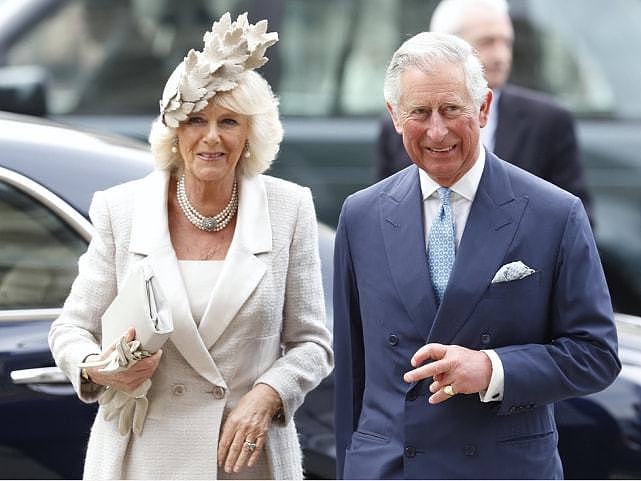 查尔斯夫妇穿情侣装亮相！74岁卡米拉头戴皮草帽，将当王后好开心 - 5