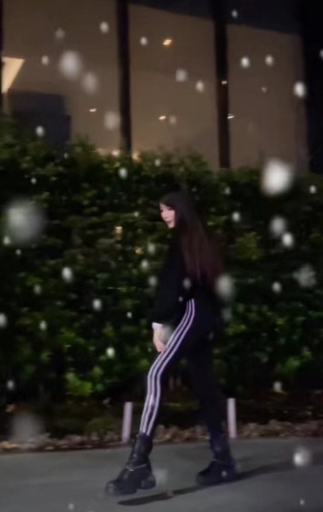 杨丽菁晒舞蹈视频，腿部僵硬弯曲不自然，疑似早年脊椎受伤未痊愈 - 5