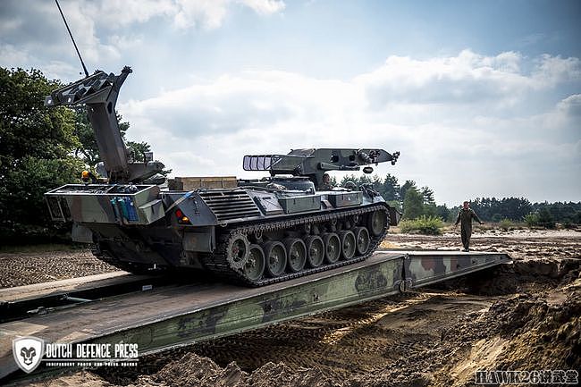 荷兰第112装甲工兵连实战演练 坦克架桥车开辟通道 工兵设置路障 - 10