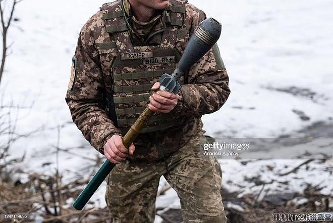 集腋成裘：用消防水龙迎接女飞行员 乌克兰士兵为RPG装迫击炮弹 - 11