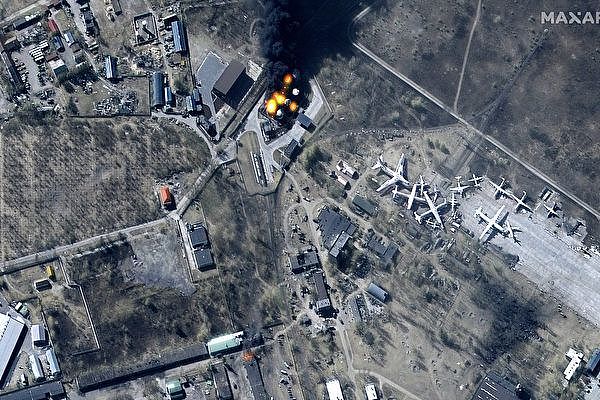 卫星图像：俄军挺进基辅 小镇居民区陷战火 安东诺夫机场着火 - 1