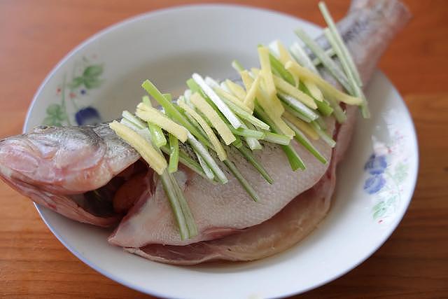 孩子最爱吃的清蒸鲈鱼，简单蒸一蒸，肉质鲜嫩，清淡不油腻 - 5