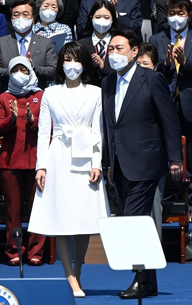 韩国新总统上任后首次陪老婆散步！第一夫人穿白西装真美，太嫩了 - 5