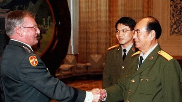 1998年张万年访美，美陆军司令沙利一把抱住他：我总算抓住你了！ - 10