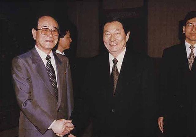中国总理：周恩来自掏腰包，朱镕基穿过百桌宴席，拿了一份工作餐 - 7