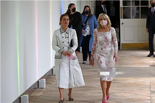 70岁美国第一夫人欢迎墨西哥总统夫妇！穿镂空花裙太嫩，扮成少女 - 1
