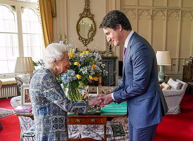 95岁英女王新冠恢复后首次会见宾客！穿印花蓝裙驼着背，令人心疼 - 3