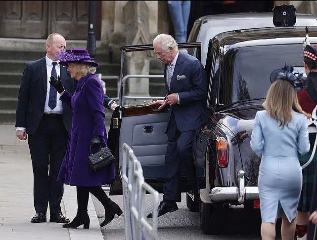 74岁卡米拉风头十足！穿碎花裙似老奶奶，紫色大衣反衬出王后风范 - 18