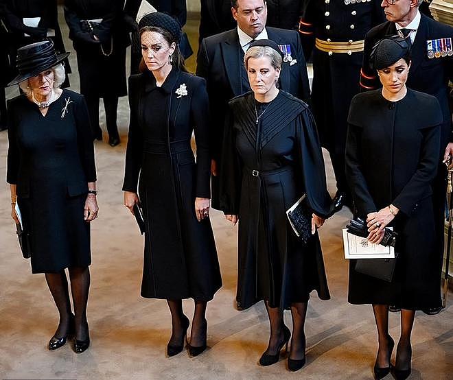 新晋威尔士王妃凯特，吊唁女王时穿的黑礼服，被英媒夸自信而高贵 - 11