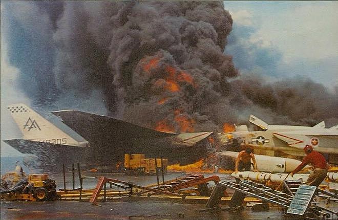 伤亡200人烧毁43架飞机！美国航母最严重的事故，是如何造成的？ - 1