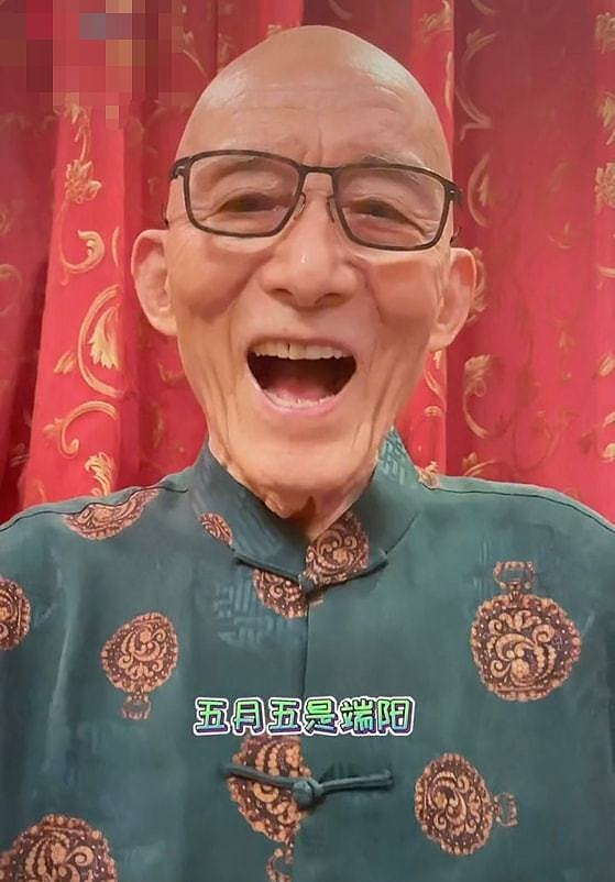 88岁游本昌手拿蒲扇游故宫，双眼浑浊精神矍铄，短袖现身惹人心疼 - 7