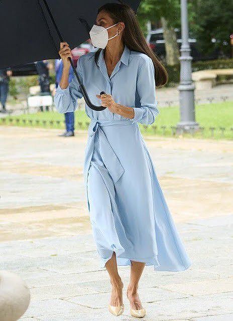 48岁西班牙王后衣品回春！穿天蓝色衬衫裙气质温婉，撑伞照美如画 - 9