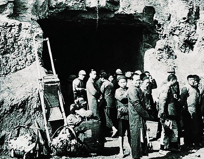 1941年，一位青年藏进大隧道，目睹了一桩触目惊心的惨案 - 4
