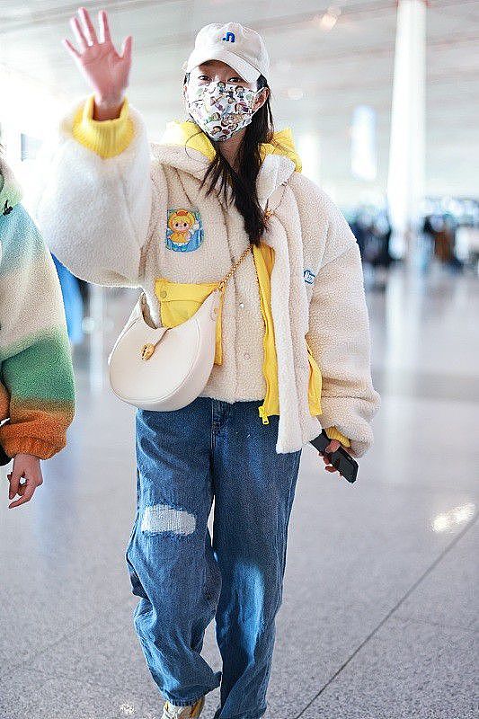 宋轶走机场穿着真“少女”，白黄双色羊羔毛外套秀出个性，显甜美 - 2