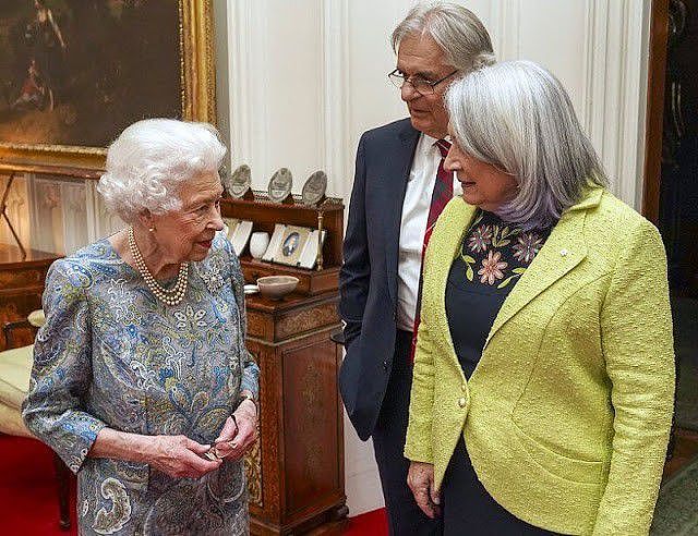 95岁英女王会见加拿大美女总督！穿印花裙好优雅，背脊驼得太严重 - 1