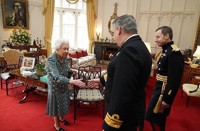 95岁英国女王确诊新冠，难怪老太太最新亮相好虚弱，佝偻着好瘦 - 7