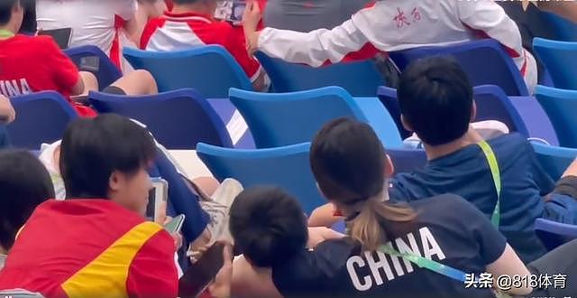 团宠！全红婵和师姐赖诗韵一起看比赛，躺在师姐怀中享受面部护理 - 5
