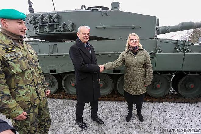 捷克接收第一辆豹2A4主战坦克 德国买单 补偿支援乌克兰的T-72M1 - 4