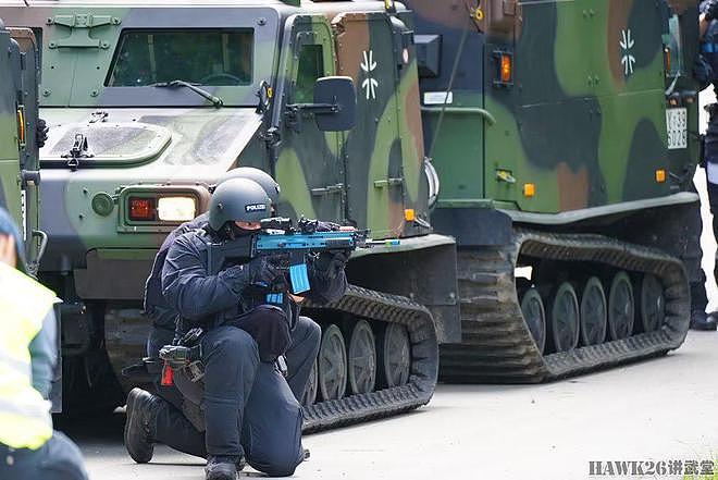 德国军警举行联合反恐演习 搜剿逃入山地的恐怖分子 装甲车很重要 - 11