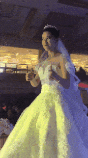 搞笑GIF趣图：新娘婚礼上的表现，亲朋好友都懵圈了！ - 3